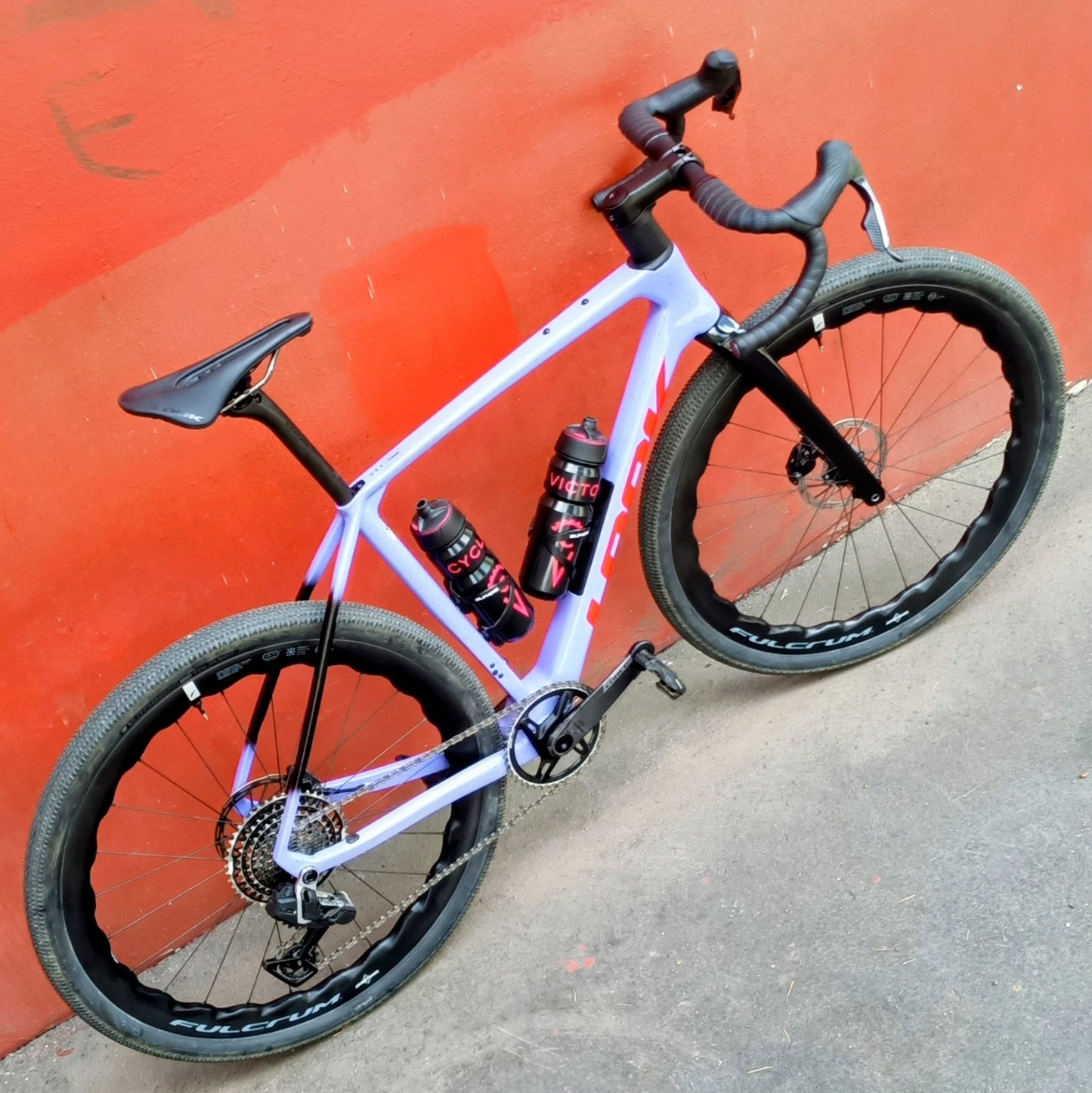 LOOK G85 Cezal Force 1x13 / Fulcrum Soniq Carbon – Speckled Purple Neon Orange