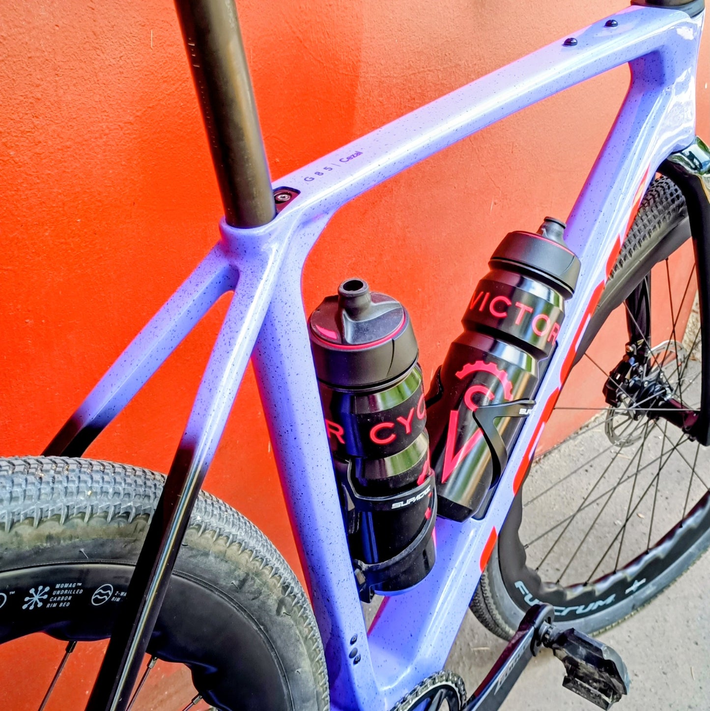 LOOK G85 Cezal Force 1x13 / Fulcrum Soniq Carbon – Speckled Purple Neon Orange