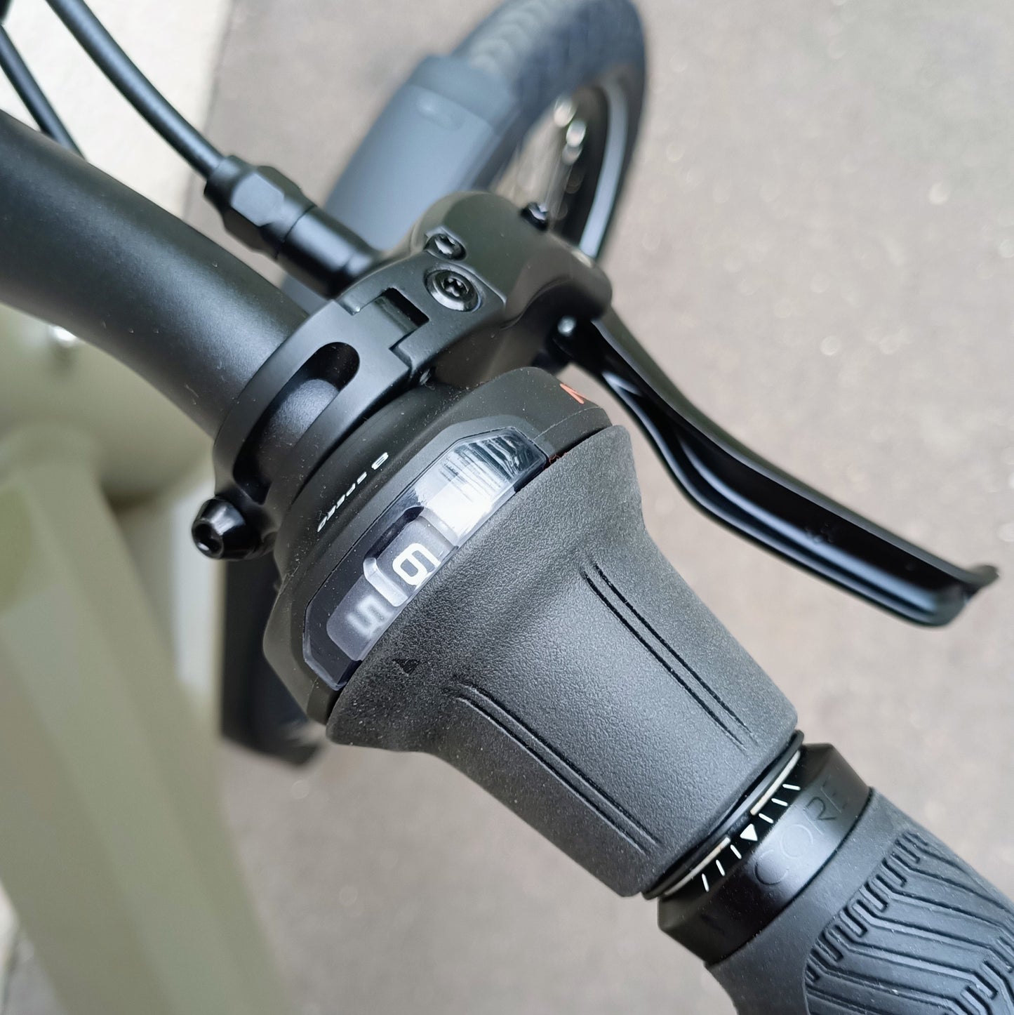 Qio Compact AP-8 - coloris lead metal