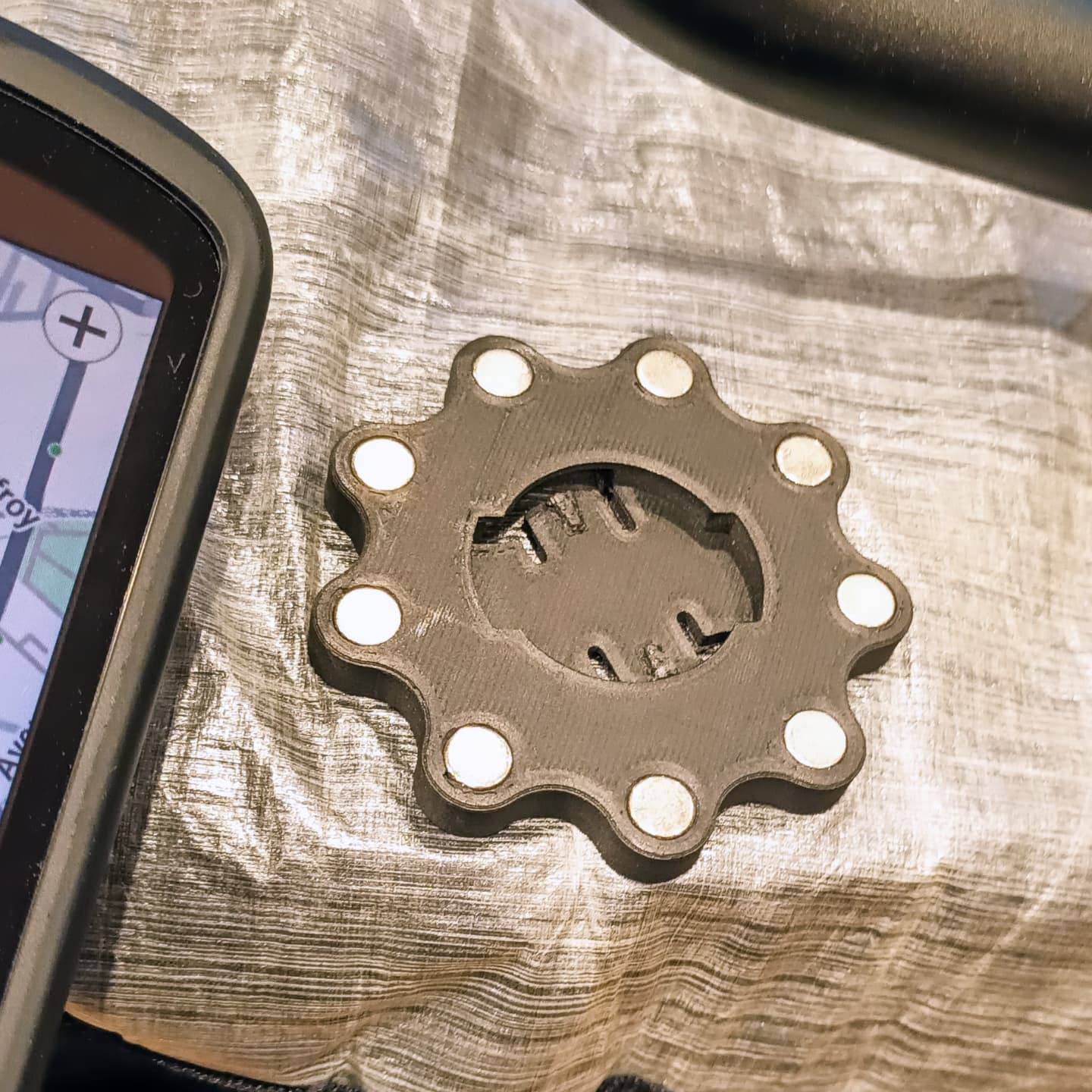 Magnetic GPS mount - fixation GPS aimantée