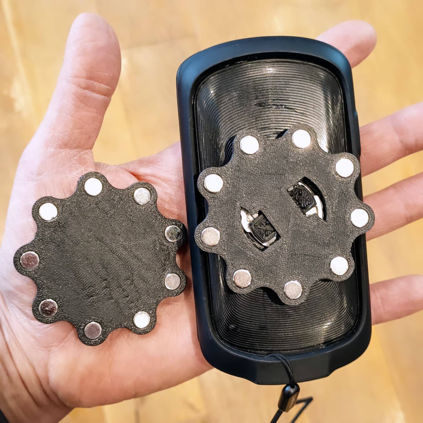 Magnetic GPS mount - fixation GPS aimantée